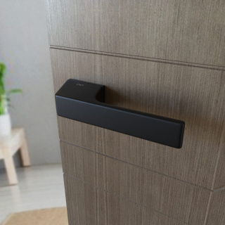 Klamka Sky KSKY B00 czarna na rozecie prostokątnej Infinity Line