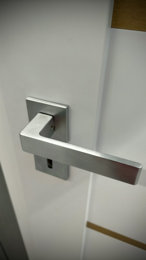 Klamka Apollo fit KAF M 700 chrom mat na rozecie kwadratowej Infinity Line