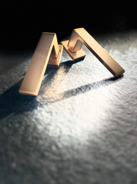 Klamka Apollo RT KART M G00 złoty mat na rozecie prostokątnej Infinity Line