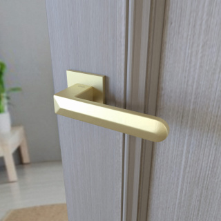 Klamka Bohema fit KBH M G00 złoty mat na rozecie kwadratowej Infinity Line