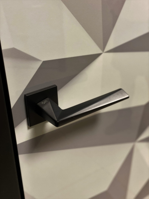 Klamka Diamond fit KDF B00 czarna na rozecie kwadratowej Infinity Line