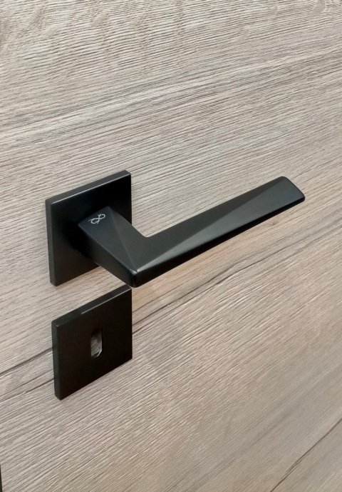 Klamka Diamond fit KDF B00 czarna na rozecie kwadratowej Infinity Line