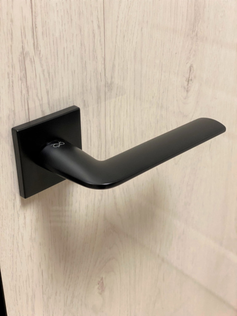 Klamka Stinger fit KSR B00 czarna na rozecie kwadratowej Infinity Line