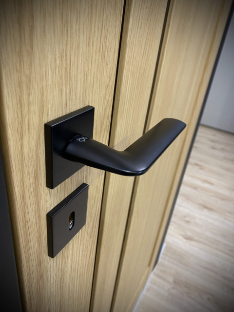 Klamka Stinger fit KSR B00 czarna na rozecie kwadratowej Infinity Line