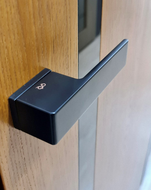 Klamka Polo KPOL B00 czarna na rozecie prostokątnej Infinity Line