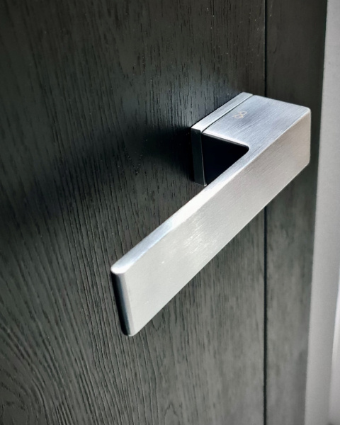 Klamka Polo KPOL M 700 chrom mat na rozecie prostokątnej Infinity Line