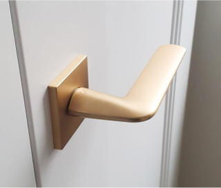 Klamka Stinger fit KSR M G00 złoty mat na rozecie kwadratowej Infinity Line