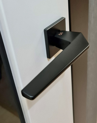 Klamka Ice fit KCE B00 czarna na rozecie kwadratowej Infinity Line