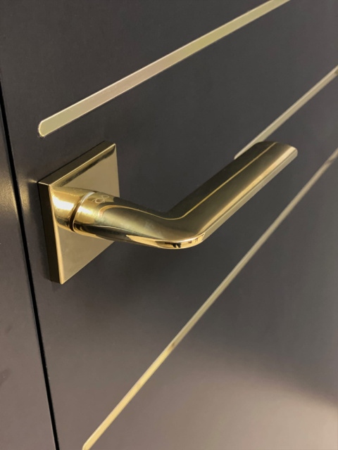 Klamka Stinger fit KSR G00 PVD złota na rozecie kwadratowej Infinity Line