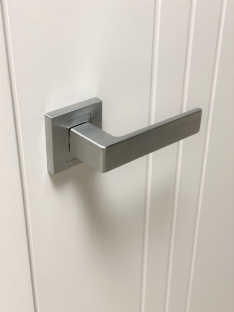 Klamka Apollo KAO M 700 chrom mat na rozecie kwadratowej Infinity Line