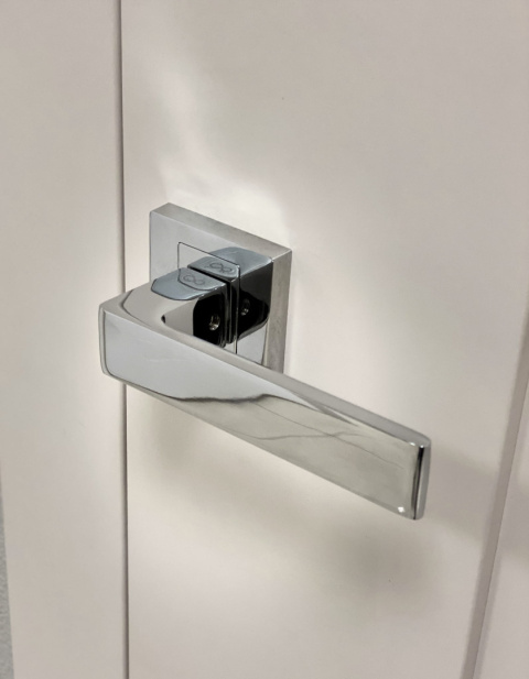 Klamka Apollo KAO 700 chrom na rozecie kwadratowej Infinity Line