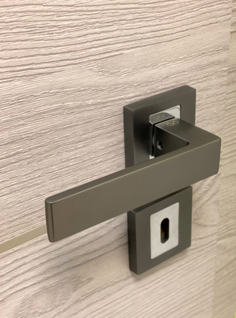 Klamka Apollo KAO 200 tytan na rozecie kwadratowej Infinity Line