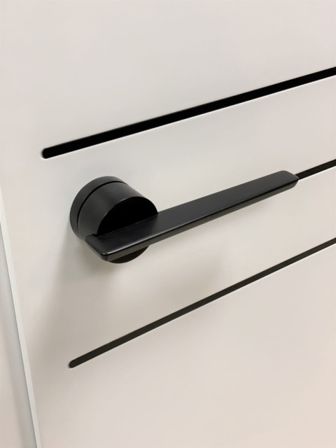 Klamka Gemello KGML B00 czarna na rozecie okrągłej Infinity Line