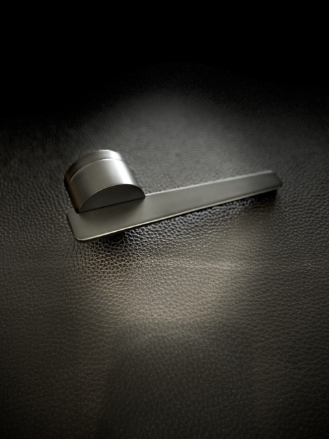 Klamka Gemello KGML B00 czarna na rozecie okrągłej Infinity Line