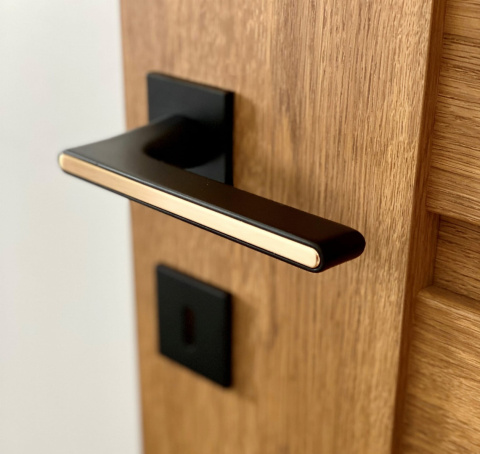 Klamka Ferrara KFRA S B00/MG00 czarna/złoty mat na rozecie kwadratowej Infinity Line