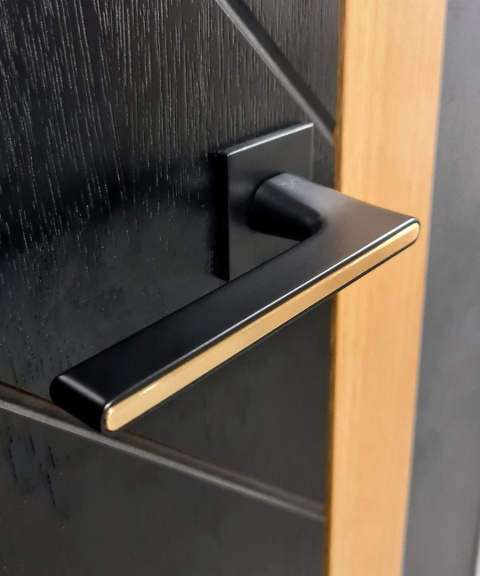 Klamka Ferrara KFRA S B00/MG00 czarna/złoty mat na rozecie kwadratowej Infinity Line