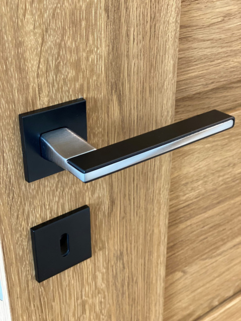 Klamka Nicola KNIC S B00/M700/B00 czarna/chrom mat/czarna na rozecie kwadratowej Infinity Line