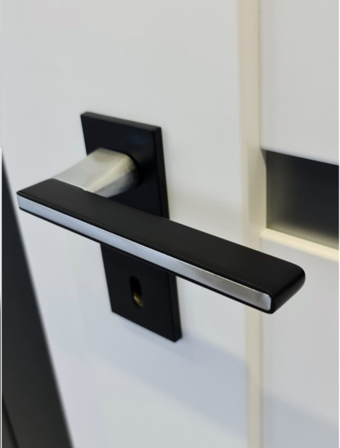 Klamka Nicola KNIC S B00/M700/B00 czarna/chrom mat/czarna na rozecie kwadratowej Infinity Line