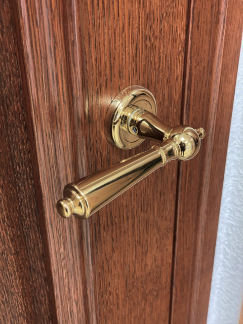 Klamka Millennium KMM G00 PVD złota na rozecie okrągłej Infinity Line