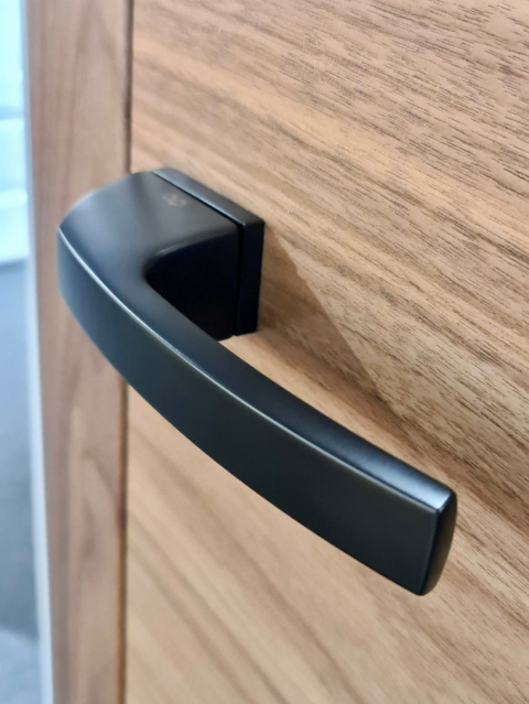 Klamka Spectra KSPC B00 czarna na rozecie prostokątnej Infinity Line