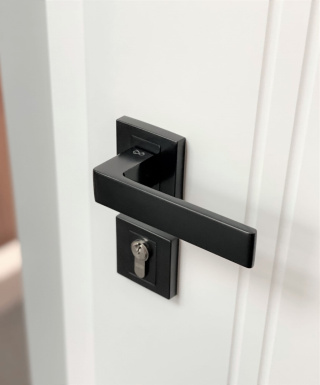 Klamka Apollo KAO B00 czarna na rozecie kwadratowej Infinity Line