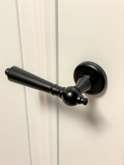 Klamka Millennium KMM B00 czarna na rozecie okrągłej Infinity Line