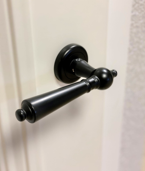 Klamka Millennium KMM B00 czarna na rozecie okrągłej Infinity Line