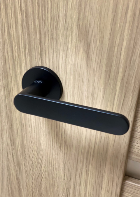 Klamka Wenus fit KWF O B00 czarna na rozecie okrągłej Infinity Line