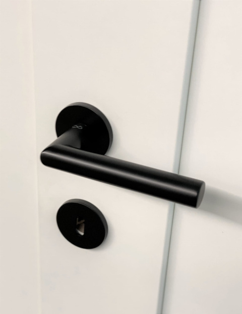 Klamka Ronda fit KRD O B00 czarna na rozecie okrągłej Infinity Line