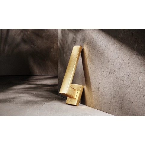 Klamka Focus mosiądz błyszczący PVD na rozecie prostokątnej Corona