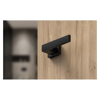 Klamka Focus czarna na rozecie prostokątnej Corona