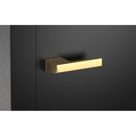 Klamka Maxima mosiądz błyszczący PVD na rozecie ukrytej prostokątnej Corona