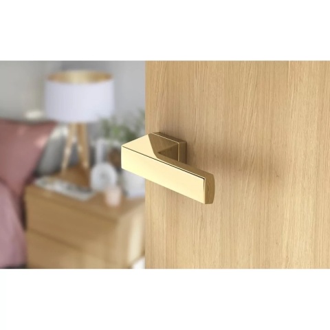 Klamka Maxima mosiądz błyszczący PVD na rozecie ukrytej prostokątnej Corona