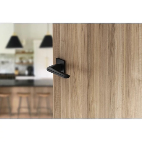 Klamka Scandi Slim czarna na rozecie kwadratowej Corona