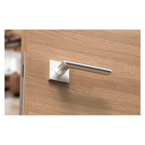 Klamka Spark chrom szczotkowany na rozecie kwadratowej Corona