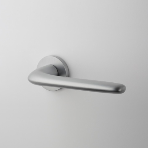 Klamka Aprile Azalia R Slim 7mm SC chrom satynowy na rozecie okrągłej Enger