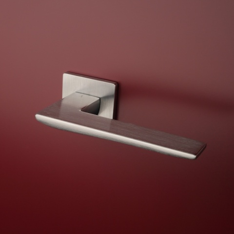 Klamka Aprile Iris Q Super Slim 5mm DSC chrom szczotkowany na rozecie kwadratowej Enger