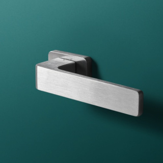 Klamka Brava chrom szczotkowany na rozecie prostokątnej VDS