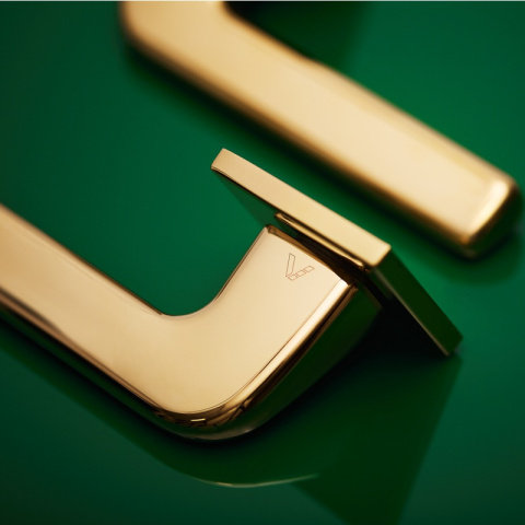 Klamka Divo Q fit złota PVD na rozecie kwadratowej VDS