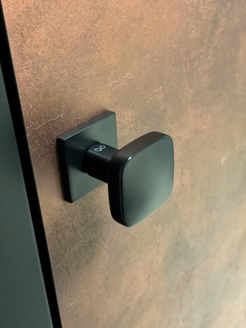 Gałka ruchoma fit Prawa GKZ B00 P czarna na rozecie kwadratowej Infinity Line