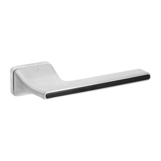 Klamka Luca Insert chrom szczotkowany/czarny na rozecie prostokątnej VDS