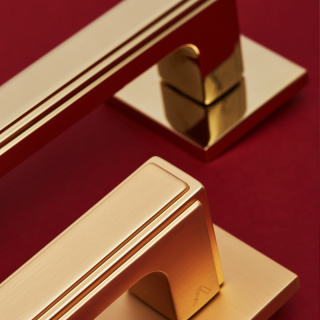 Klamka Fresia fit złota PVD na rozecie kwadratowej VDS