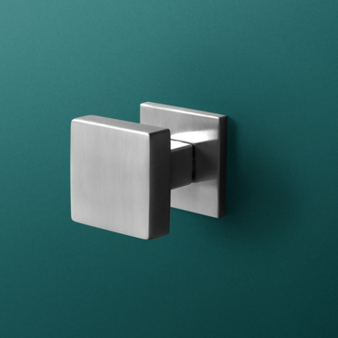 Gałka ruchoma Q fit Prawa chrom-satyna na rozecie kwadratowej VDS