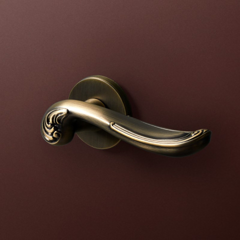 Klamka Eris fit cuero na rozecie okrągłej VDS