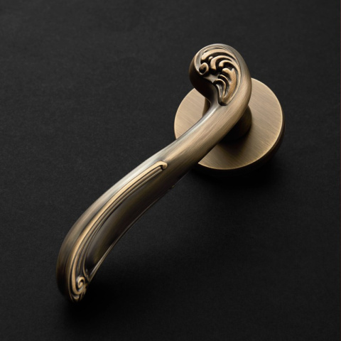 Klamka Eris fit cuero na rozecie okrągłej VDS