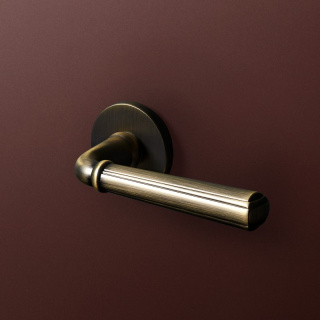 Klamka Cascada fit cuero na rozecie okrągłej VDS