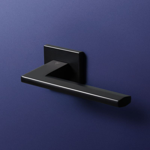 Klamka Flavio fit czarna na rozecie kwadratowej VDS