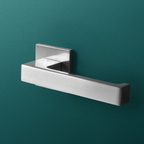 Klamka Qbik fit chrom-satyna na rozecie kwadratowej VDS