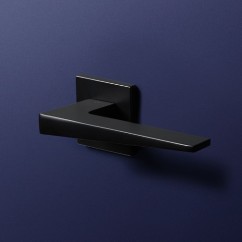 Klamka Tito fit czarna na rozecie kwadratowej VDS