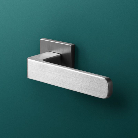 Klamka Hugo fit chrom szczotkowany na rozecie kwadratowej VDS